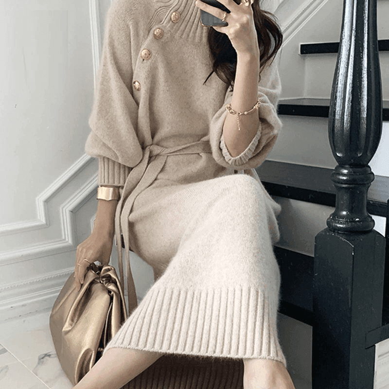 שמלת סריג מושלמת בגיזרת כפתורי זהב מלוכסנים בסיגנון אופנתי מושלם ללוק חמים - לה איסלה