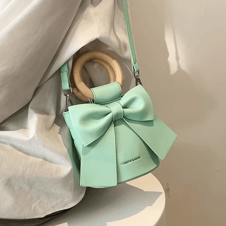 תיק קטן ליציאות ובילויים בגימור פפיון של מעצב להופעה נשית אופנתית וללוק טרנדי - לה איסלה