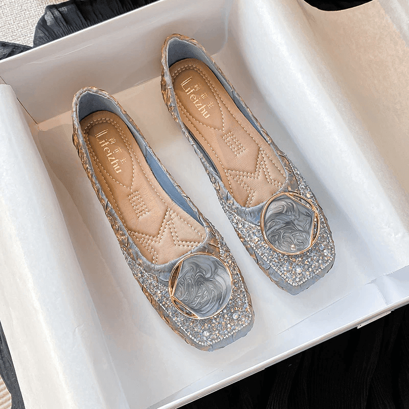 נעל בובה אלסטית בגימור נשי נוצץ ללוק איכותי ומיוחד ולהופעה נשית אופנתית - לה איסלה