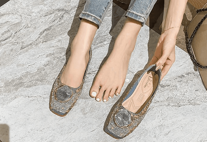 נעל בובה אלסטית בגימור נשי נוצץ ללוק איכותי ומיוחד ולהופעה נשית אופנתית - לה איסלה