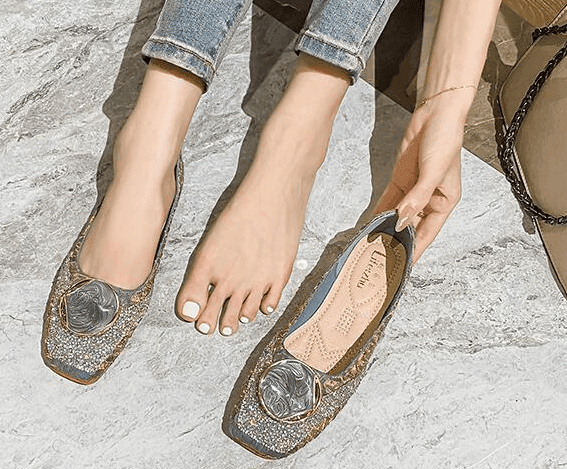 נעל בובה אלסטית בגימור נשי נוצץ ללוק איכותי ומיוחד ולהופעה נשית אופנתית - לה איסלה