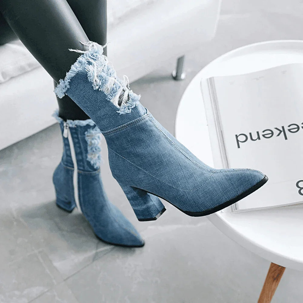 מגפון ג'ינס גבוה בגימור פרווה מפבנים ללוק נשי מברצלונה ולהופעה ממגנטת שלך - לה איסלה