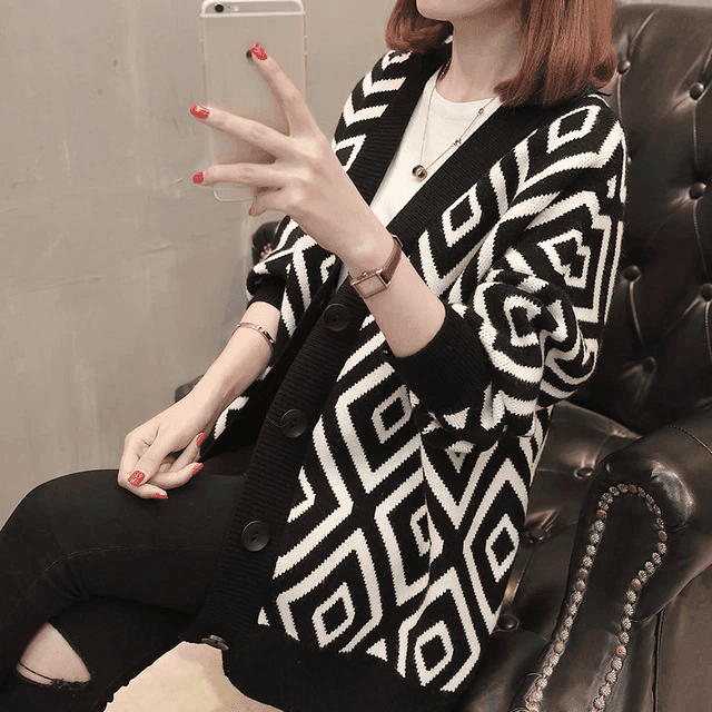 קרדיגן כפתורים מברצלונה בגימור גאומטרי מדהים ללוק נשי עם חוסן - לה איסלה