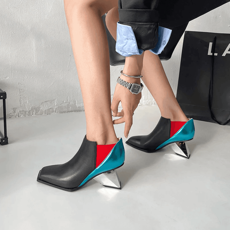 מגפון עור יוקרתי בסגנון שיקי מרהיב של מעצב מברצלונה להופעה נשית מיוחדת - לה איסלה