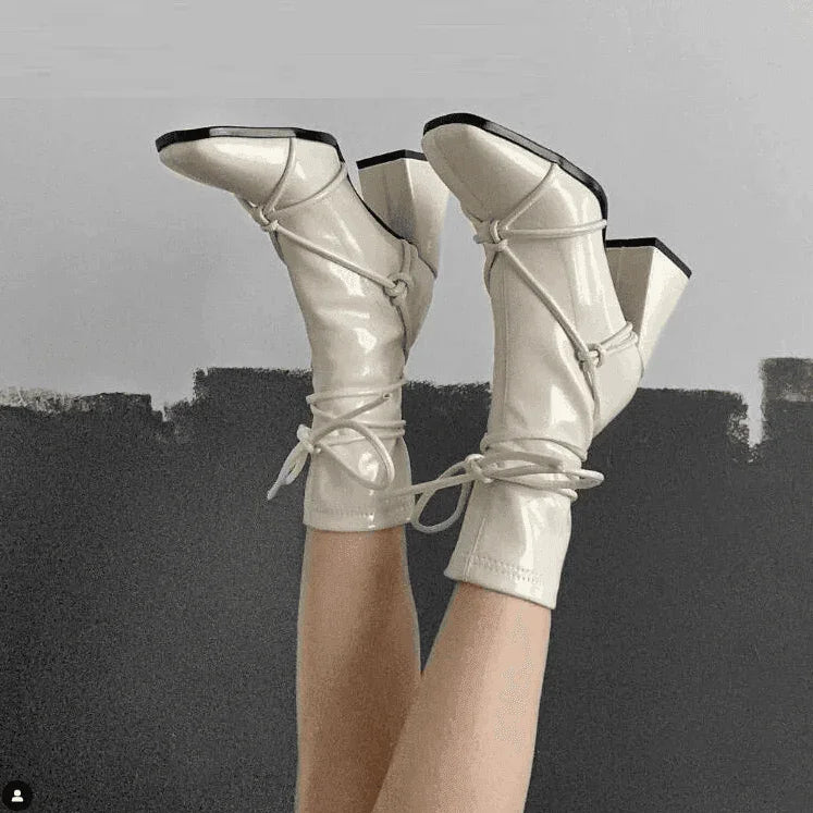 מגפון איטלקי בגימור אופנתי של קשירות ללוק נשי חזק ולהופעה של אישה נוכחת - לה איסלה