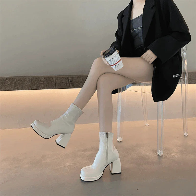 מגפון נשי גבוה מספרד ללוק נשי חזק ולהופעה של אישה פמיניסטית חזקה - לה איסלה