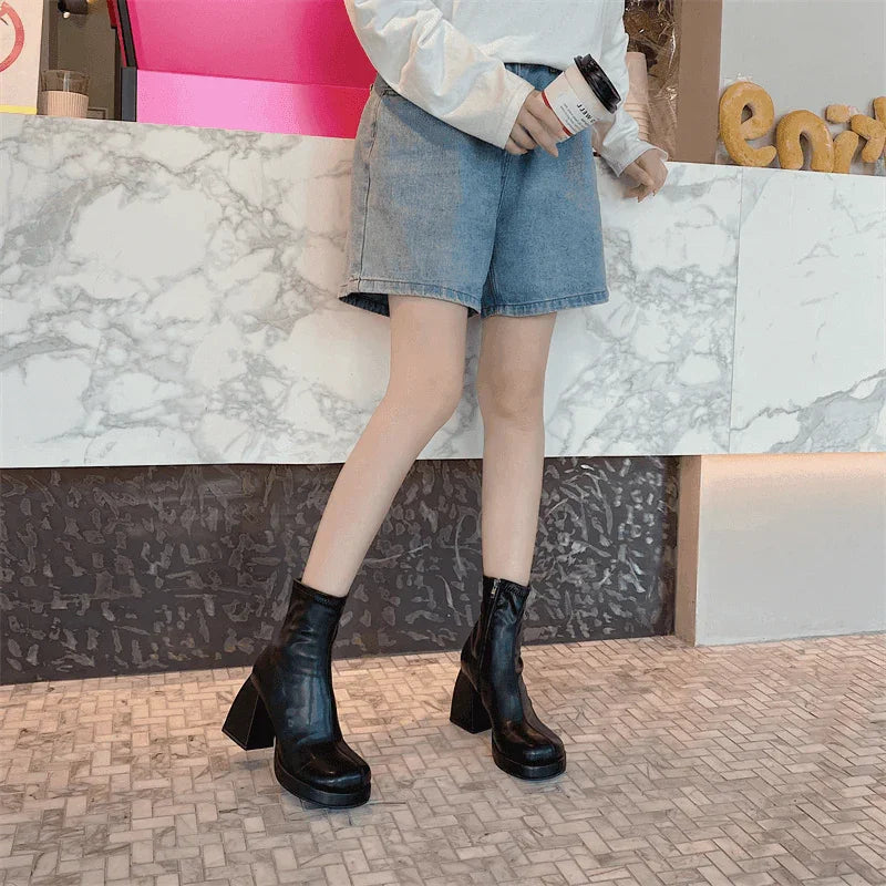 מגפון נשי גבוה מספרד ללוק נשי חזק ולהופעה של אישה פמיניסטית חזקה - לה איסלה