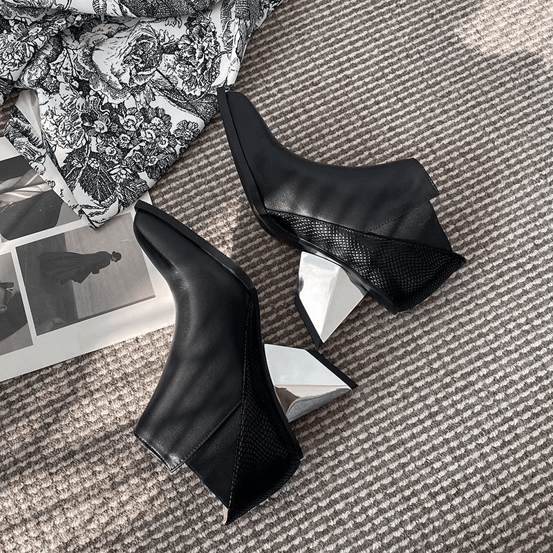 מגפון עור יוקרתי בסגנון שיקי מרהיב של מעצב מברצלונה להופעה נשית מיוחדת - לה איסלה