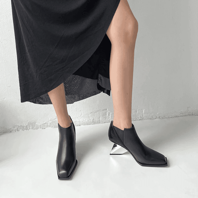 מגפון עור יוקרתי בסגנון שיקי מרהיב של מעצב מברצלונה להופעה נשית מיוחדת - לה איסלה