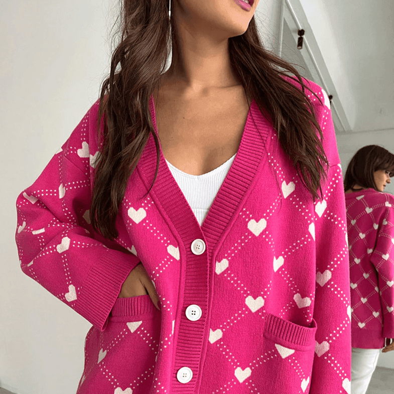 קרדיגן אוברסייז עם כפתורים בדוגמא של לבבות בסגנון נשי עדין ללוק של אישה מקסימה - לה איסלה