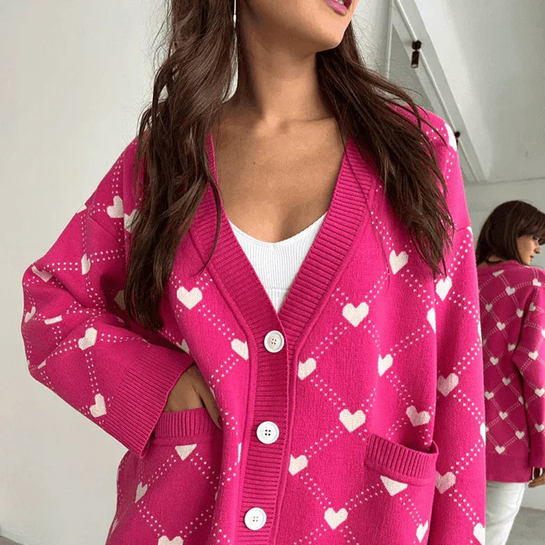 קרדיגן אוברסייז עם כפתורים בדוגמא של לבבות בסגנון נשי עדין ללוק של אישה מקסימה - לה איסלה
