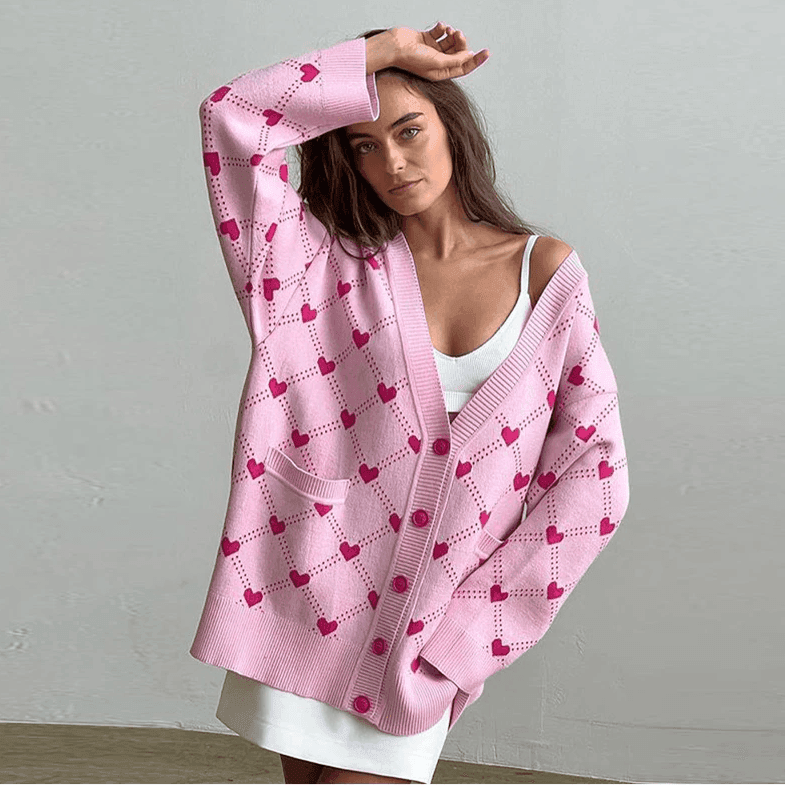 קרדיגן אוברסייז עם כפתורים בדוגמא של לבבות בסגנון נשי עדין ללוק של אישה מקסימה - לה איסלה