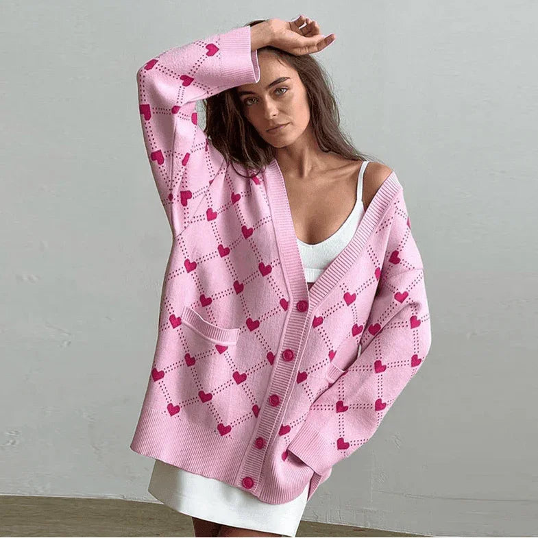 קרדיגן אוברסייז עם כפתורים בדוגמא של לבבות בסגנון נשי עדין ללוק של אישה מקסימה - לה איסלה