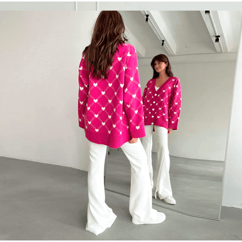 קרדיגן אוברסייז עם כפתורים בדוגמא של לבבות בסגנון נשי עדין ללוק של אישה מקסימה - לה איסלה
