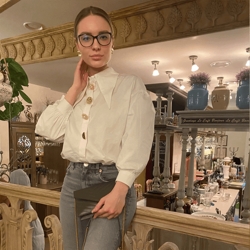 חולצה מכופתרת בשילוב כפתורי מעצב בגיזרה נשית מהפנטת ללוק משובח במיוחד - לה איסלה