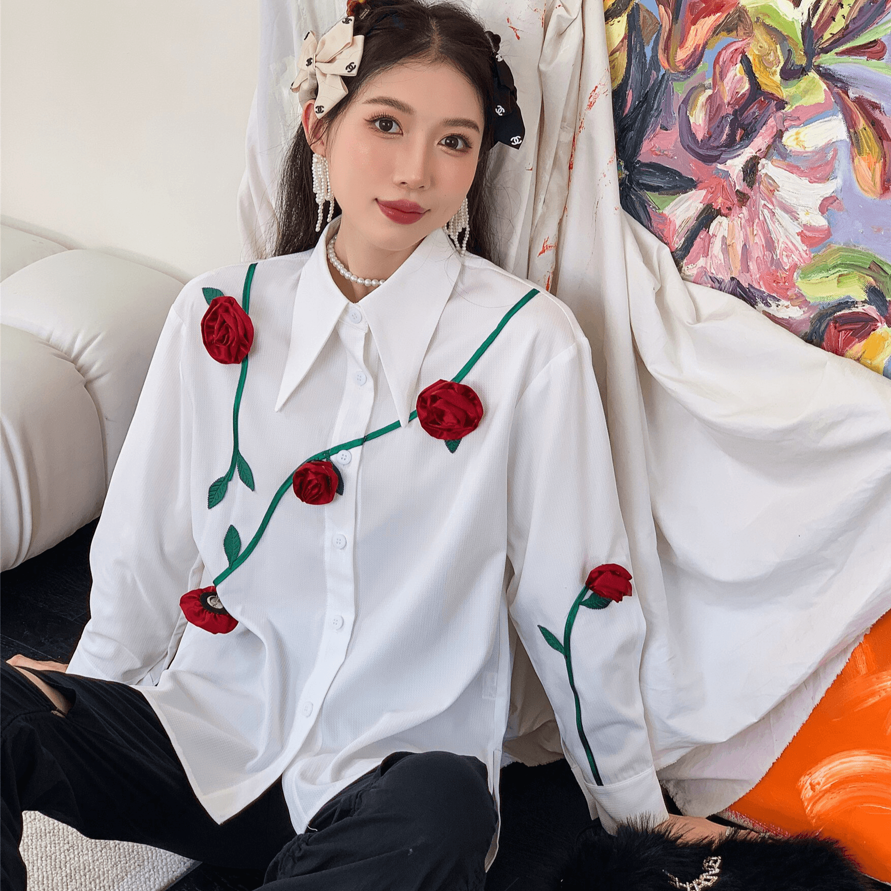 מכופתרת לבנה בגימור ורדים אדומים בולאים ללוק נשי חזק ולהופעה אופנתית ייחודית - לה איסלה 