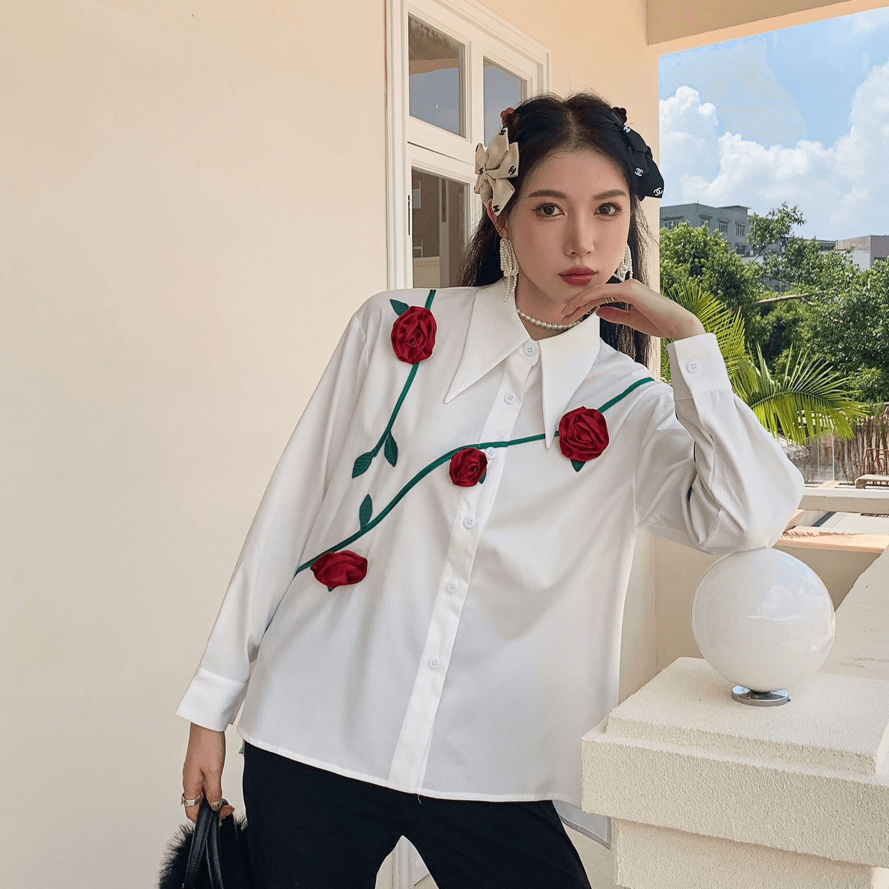 מכופתרת לבנה בגימור ורדים אדומים בולאים ללוק נשי חזק ולהופעה אופנתית ייחודית - לה איסלה 