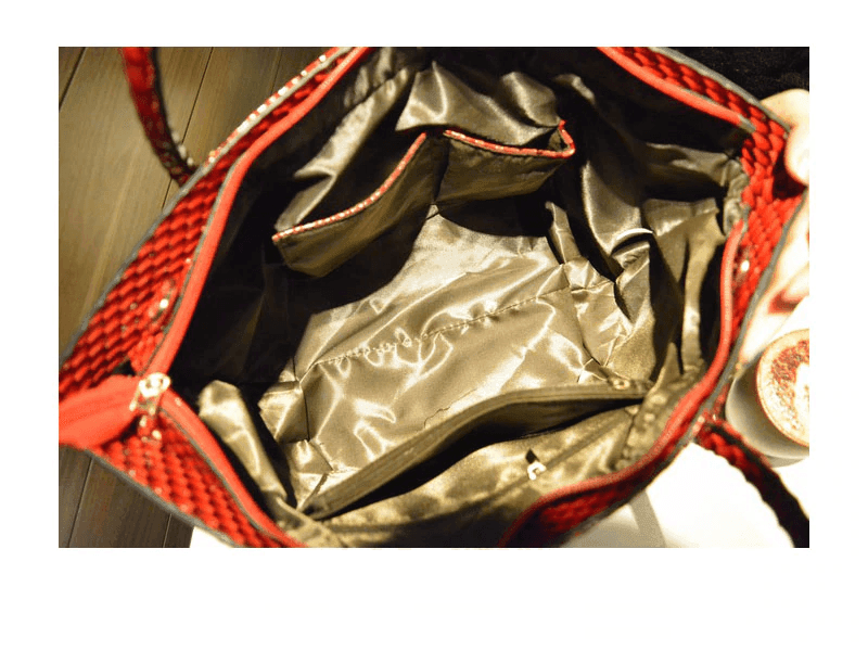 תיק של מעצב מעור איטקלי בגימור ניטים מושלם ללוק של אישה שרוצה להפגין נוכחות - לה איסלה