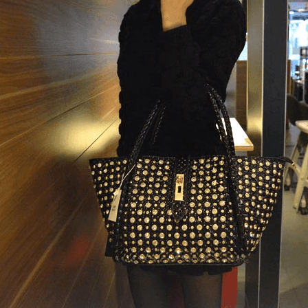 תיק של מעצב מעור איטקלי בגימור ניטים מושלם ללוק של אישה שרוצה להפגין נוכחות - לה איסלה