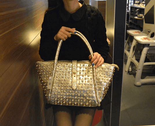 תיק של מעצב מעור איטקלי בגימור ניטים מושלם ללוק של אישה שרוצה להפגין נוכחות - לה איסלה