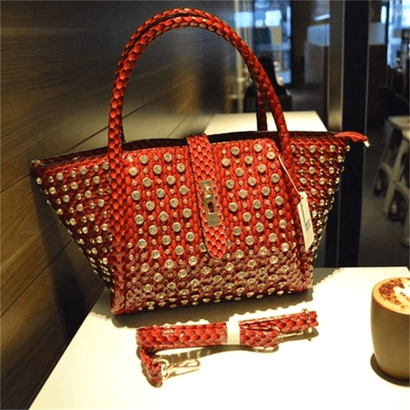 תיק של מעצב מעור איטקלי בגימור ניטים מושלם ללוק של אישה שרוצה להפגין נוכחות - לה איסלה