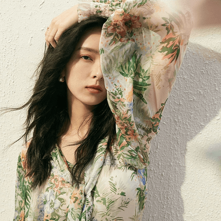 חולצת שיפון שקופה ועדינה של מעצב בגימור נשי של פרחים עדינים ללוק רך ונוגע - לה איסלה