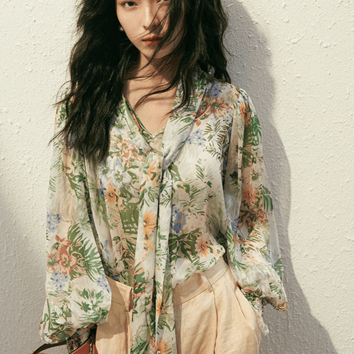 חולצת שיפון שקופה ועדינה של מעצב בגימור נשי של פרחים עדינים ללוק רך ונוגע - לה איסלה