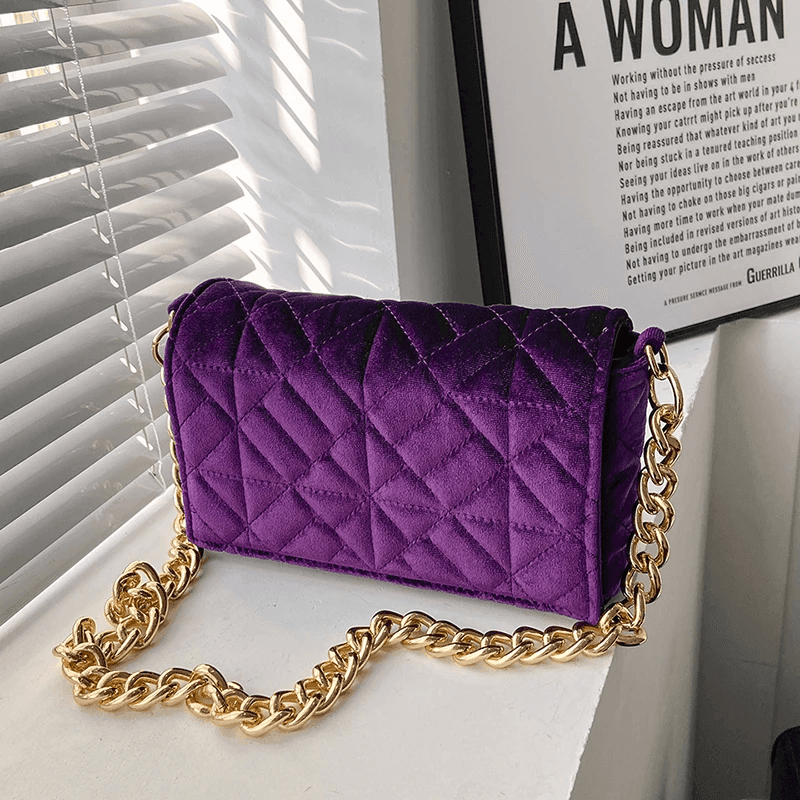 תיק יציאות לערב בגימור קטיפה של מעצב צרפתי להופעה של אישה טרנדית ואמיצה - לה איסלה