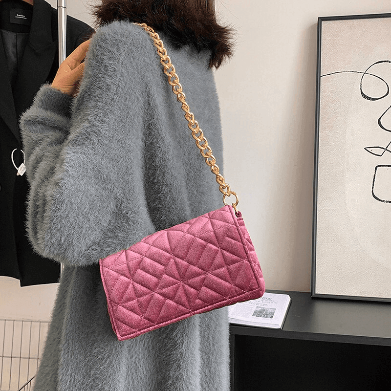 תיק יציאות לערב בגימור קטיפה של מעצב צרפתי להופעה של אישה טרנדית ואמיצה - לה איסלה