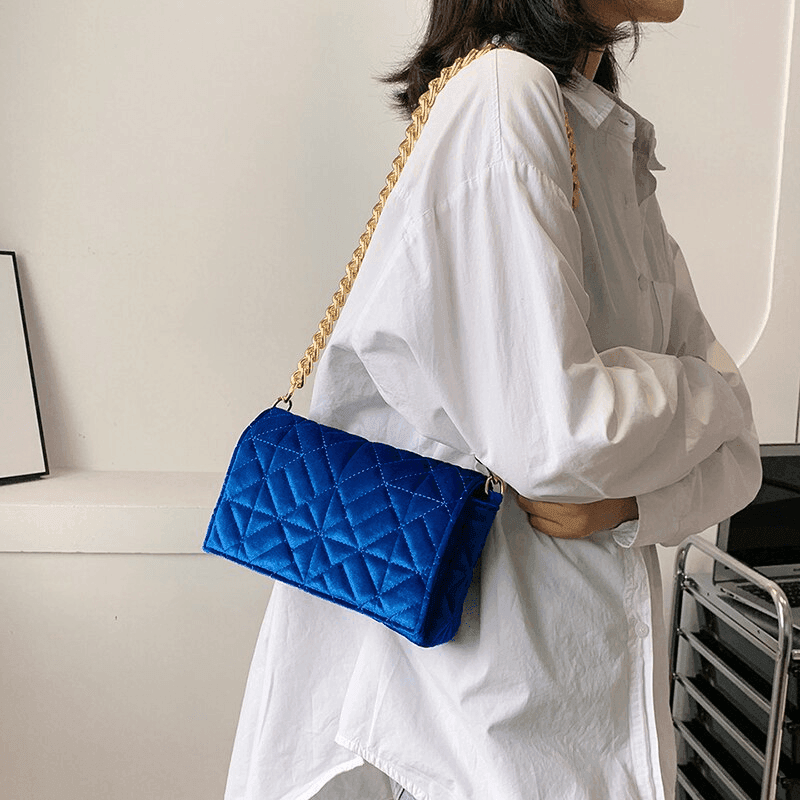 תיק יציאות לערב בגימור קטיפה של מעצב צרפתי להופעה של אישה טרנדית ואמיצה - לה איסלה