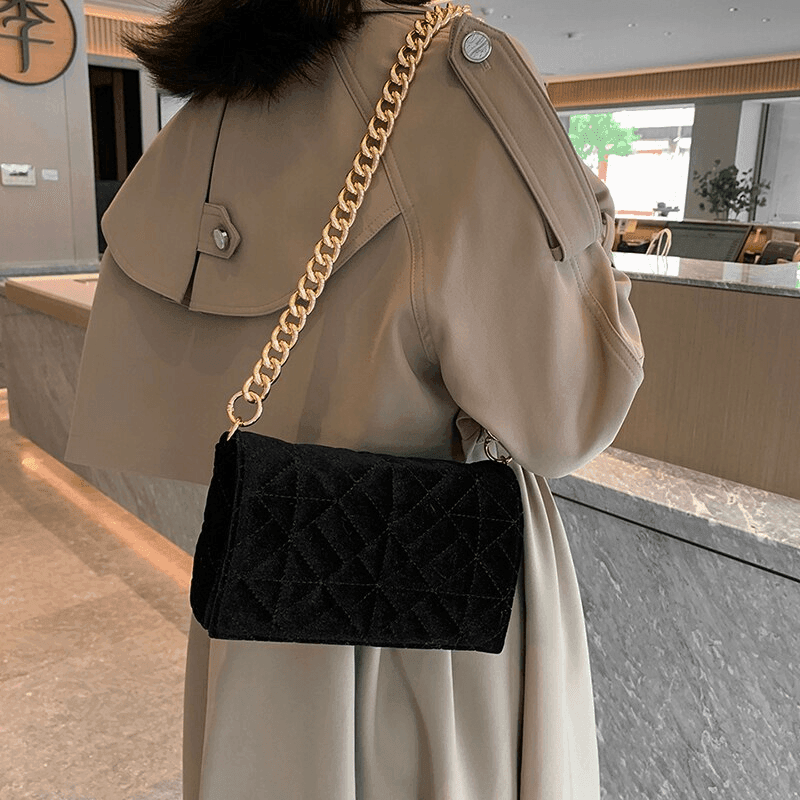 תיק יציאות לערב בגימור קטיפה של מעצב צרפתי להופעה של אישה טרנדית ואמיצה - לה איסלה