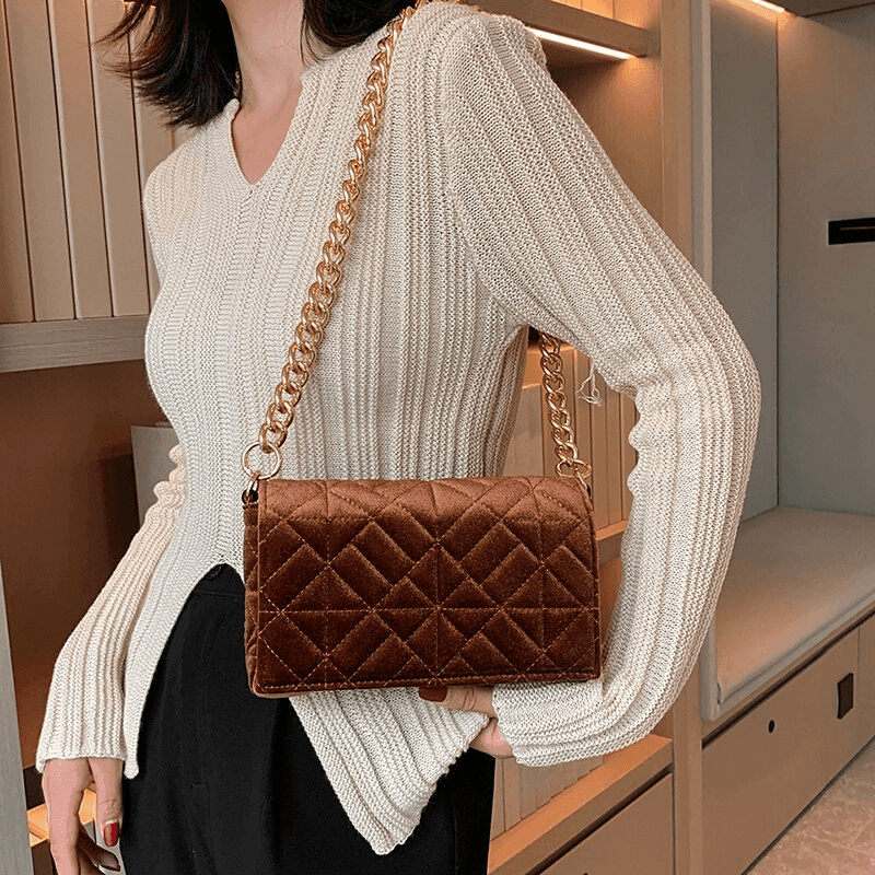 תיק יציאות לערב בגימור קטיפה של מעצב צרפתי להופעה של אישה טרנדית ואמיצה - לה איסלה