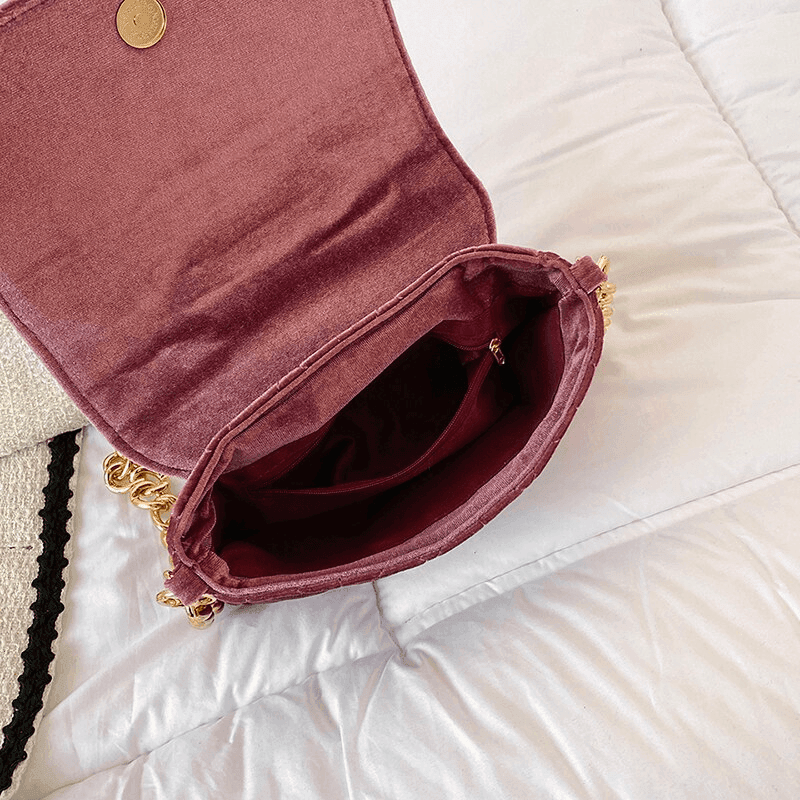 תיק יציאות לערב בגימור קטיפה של מעצב צרפתי להופעה של אישה טרנדית ואמיצה - לה איסלה