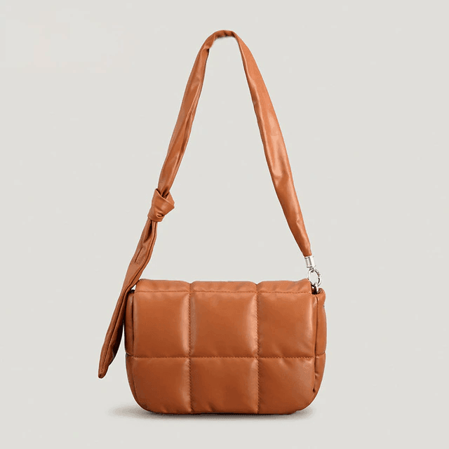 תיק איטלקי בגיזרה פופית מגניבה ללוק של אישה טרנדית לוהטת ולהופעה מרשימה - לה איסלה