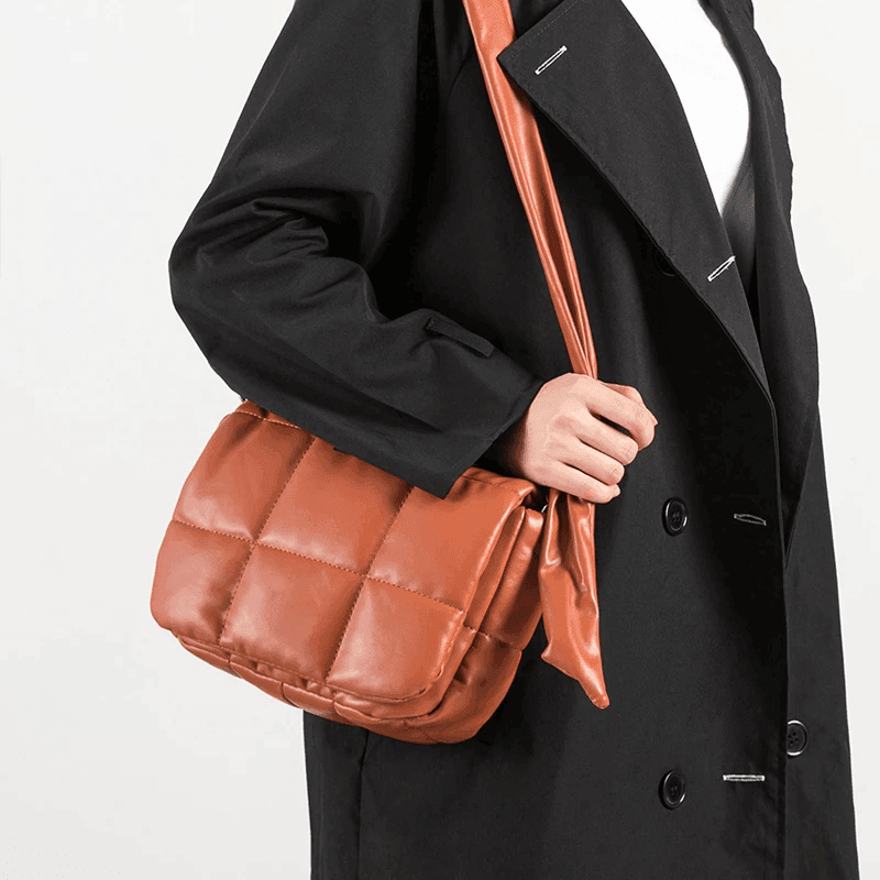 תיק איטלקי בגיזרה פופית מגניבה ללוק של אישה טרנדית לוהטת ולהופעה מרשימה - לה איסלה