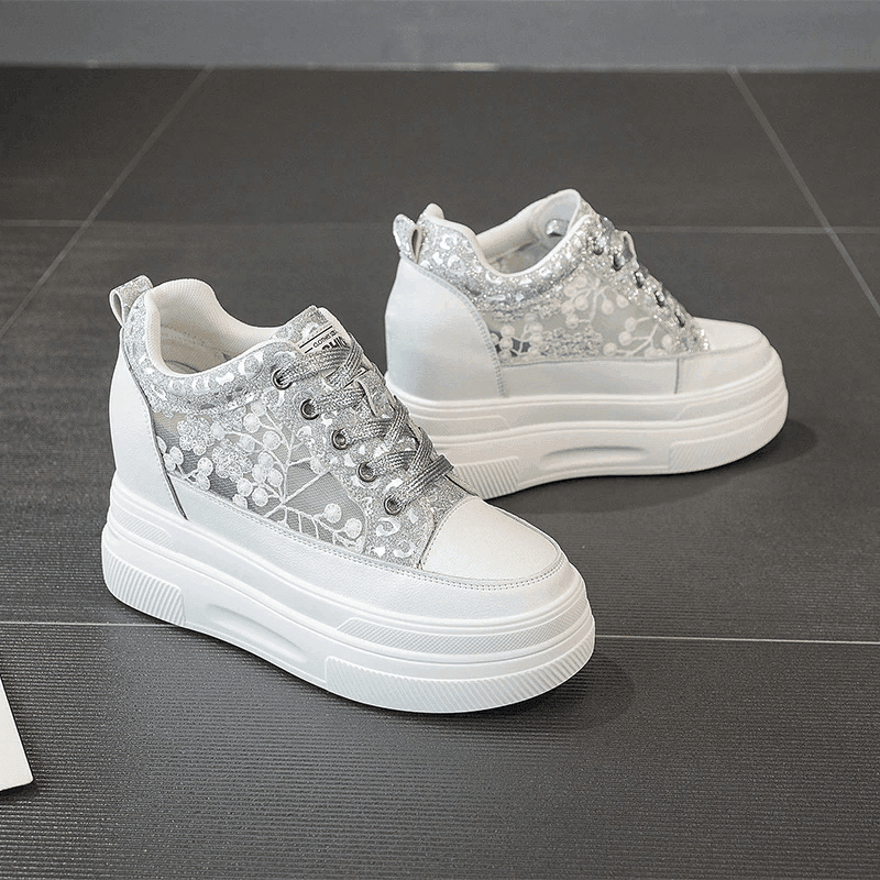 פלטפורמת סניקרס חתיכית של מעצב מפורטוגל בגימור תחרת פרחים ללוק היסטרי - לה איסלה