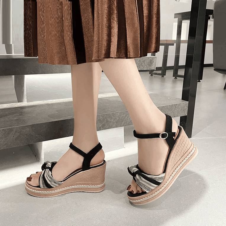 סנדל פלטפורמה ממילאנו בגימור סרט קשירה אלגנטי ואופנתי להופעה נשית נצחית - לה איסלה