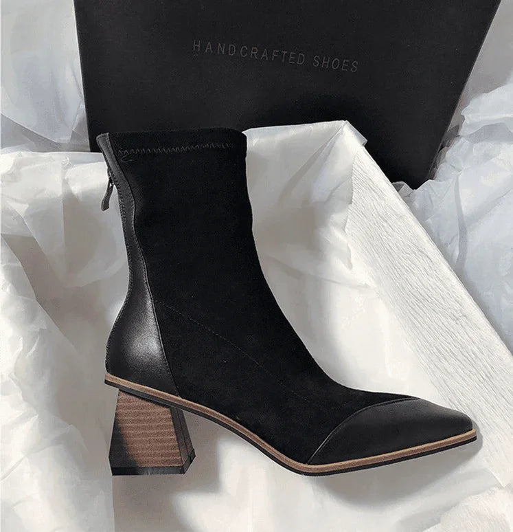 מגפון זמש יוקרתי בגימור שפיץ אופנתי ובשילוב עקב ייחודי להופעה של אישה עוצמתית - לה איסלה