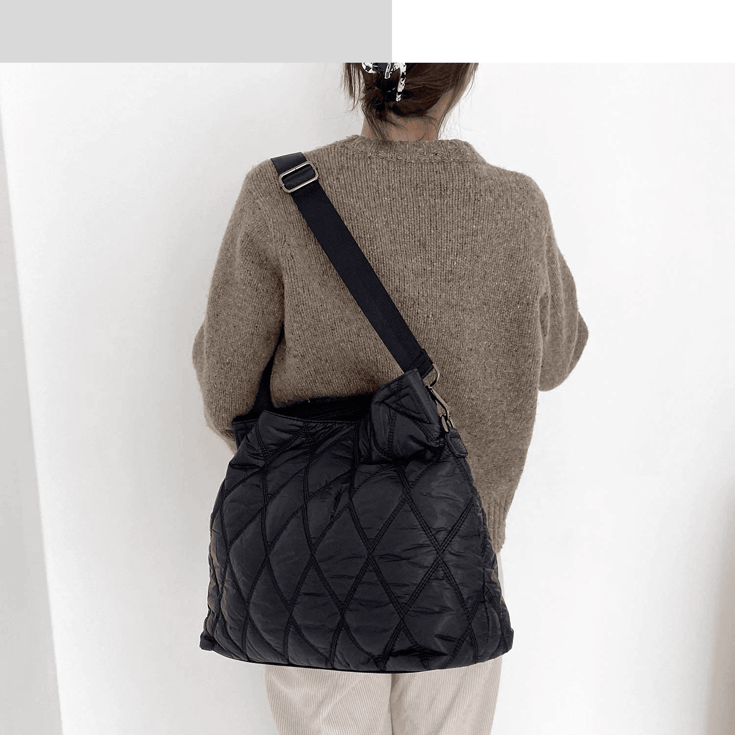 תיק פוץ מ-ש-ג-ע בגיזרתשק מכיל לנשיאה של כמות חפצי ערך ללוק נשי מושלם - לה איסלה