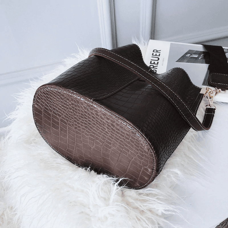 תיק מנוחש בסטייל ניו יורקי מושלם להופעה נשית אופנתית - לה איסלה