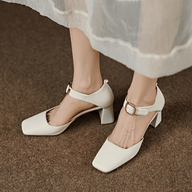 נעלי עקב רטרו מעור בשילוב רצועה נשית מושלמת ללוק של אישה קייצית לוהטת - לה איסלה