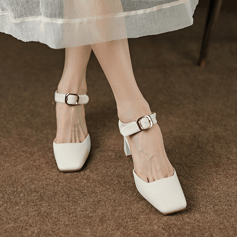 נעלי עקב רטרו מעור בשילוב רצועה נשית מושלמת ללוק של אישה קייצית לוהטת - לה איסלה