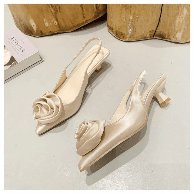 סנדל שפיץ צרפתי בגימור שושנה מרהיבה ללוק אופנתי ולהופעה נשית מיוחדת - לה איסלה