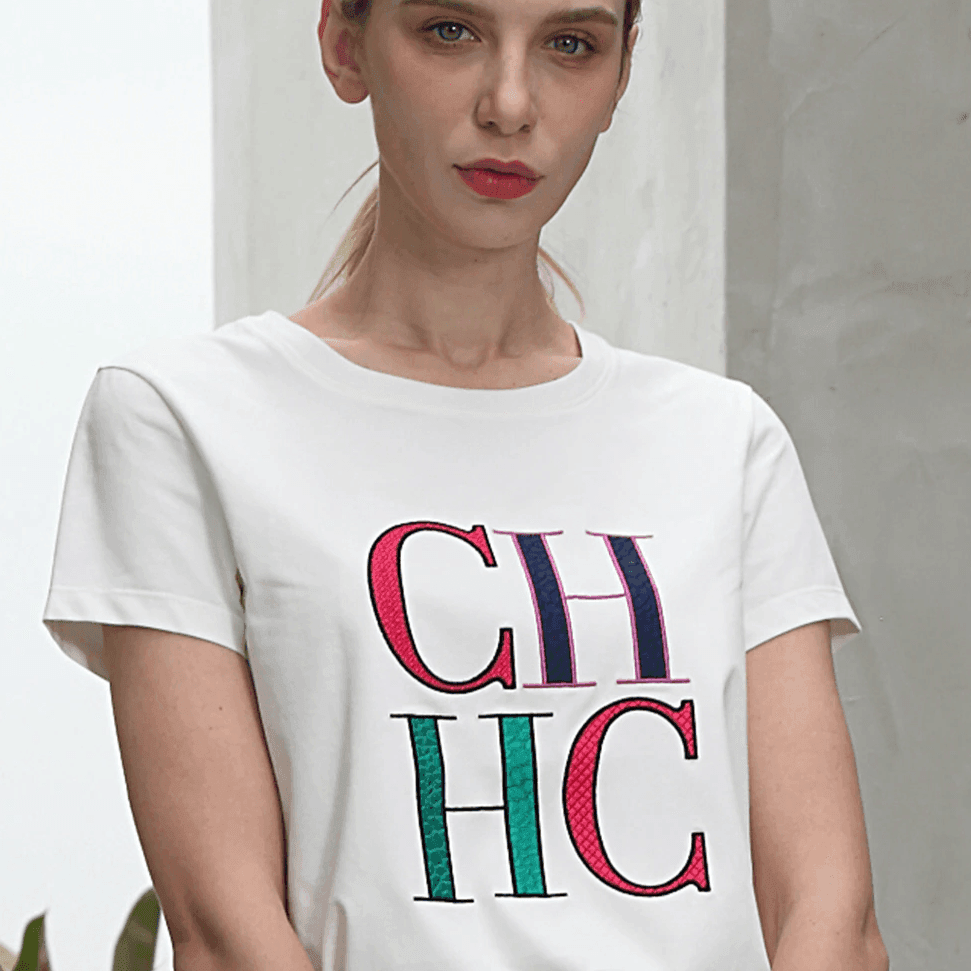 טי שירט ממותגת בסיגנון ספורט אלגנט ללוק שנותן במה לכל הופעה שבא לך - לה איסלה