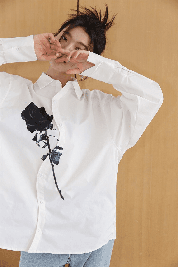 מכופתרת בוייפרנד מושלמת בעיטור ורד שחור ללוק מיסתורי ולהופעה מדוייקת - לה איסלה