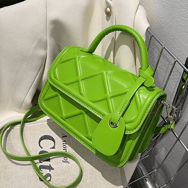 תיק של מעצב צרפתי בגימור טרנדי כובש להופעה נשית בערב וללוק ממגנט - לה איסלה