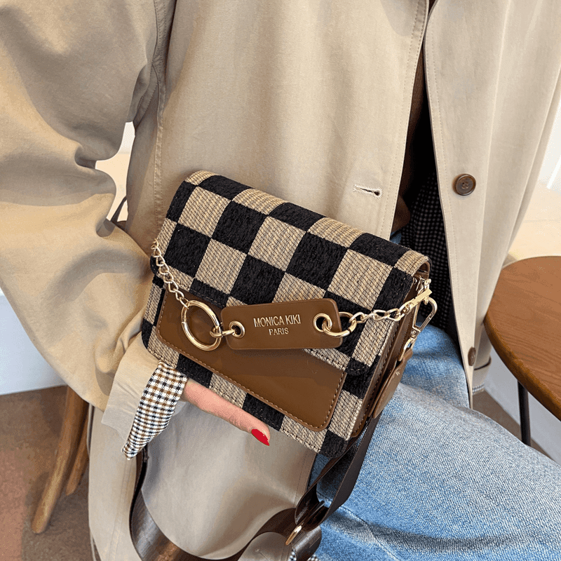 תיק של מעצב איטלקי בגימור מרובעים מיוחד להופעה של אישה שיודעת לתת הופעה - לה איסלה