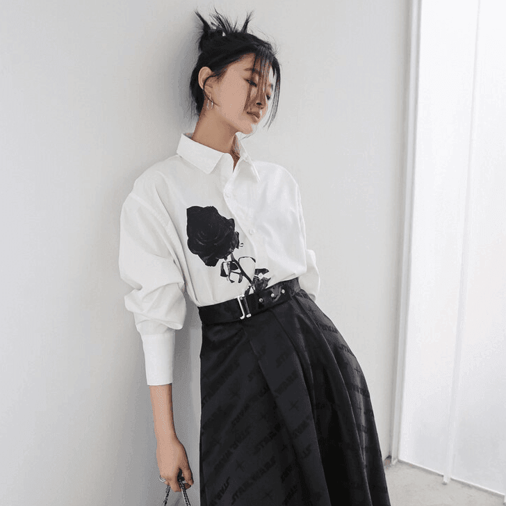 מכופתרת בוייפרנד מושלמת בעיטור ורד שחור ללוק מיסתורי ולהופעה מדוייקת - לה איסלה