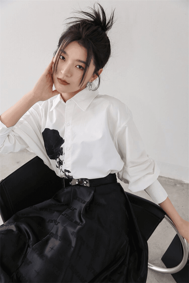 מכופתרת בוייפרנד מושלמת בעיטור ורד שחור ללוק מיסתורי ולהופעה מדוייקת - לה איסלה