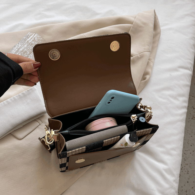 תיק של מעצב איטלקי בגימור מרובעים מיוחד להופעה של אישה שיודעת לתת הופעה - לה איסלה